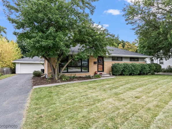 335 S Slusser St, Grayslake, IL 60030