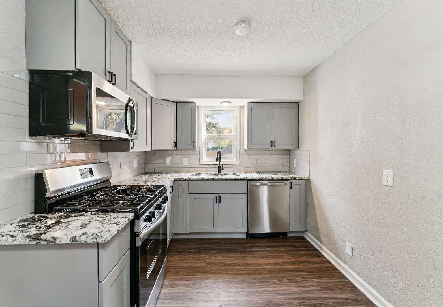 3 bed, 1.5 bath, 1104 sqft, $1,450 — Photo 4