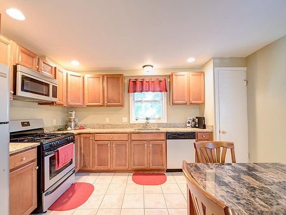 4th image of 18 Bartlett Ave
