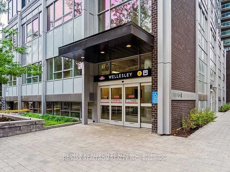 17 Dundonald St #306 — Photo 1
