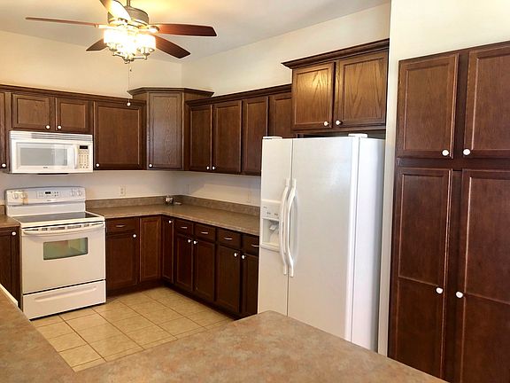 4th image of 909 Country Oak Dr