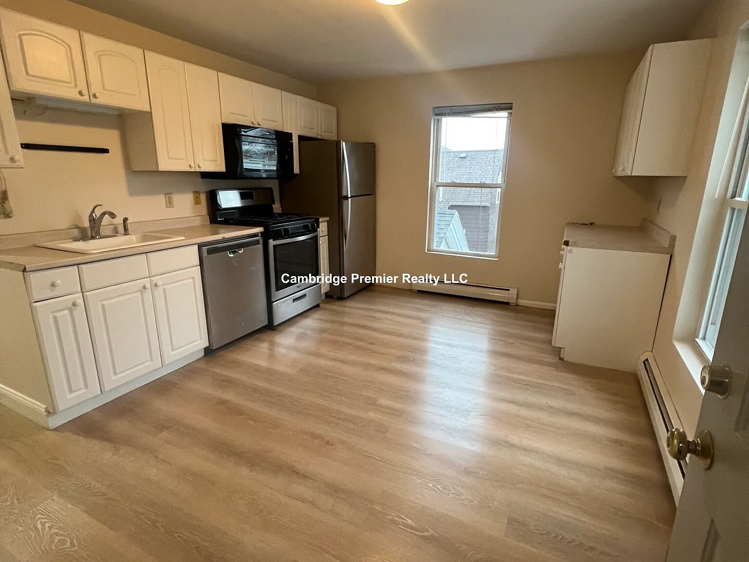 3 bed, 9999 sqft, $4,400 — Photo 1