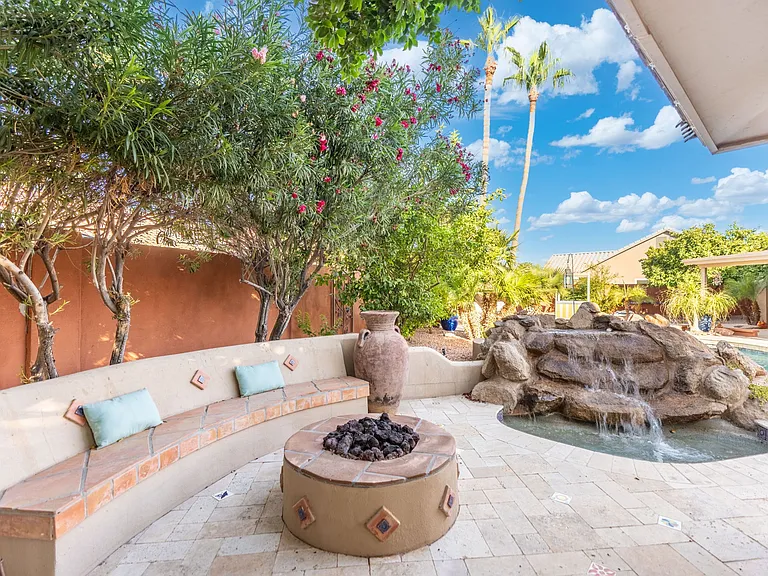 372 W Amoroso Dr — Photo 98