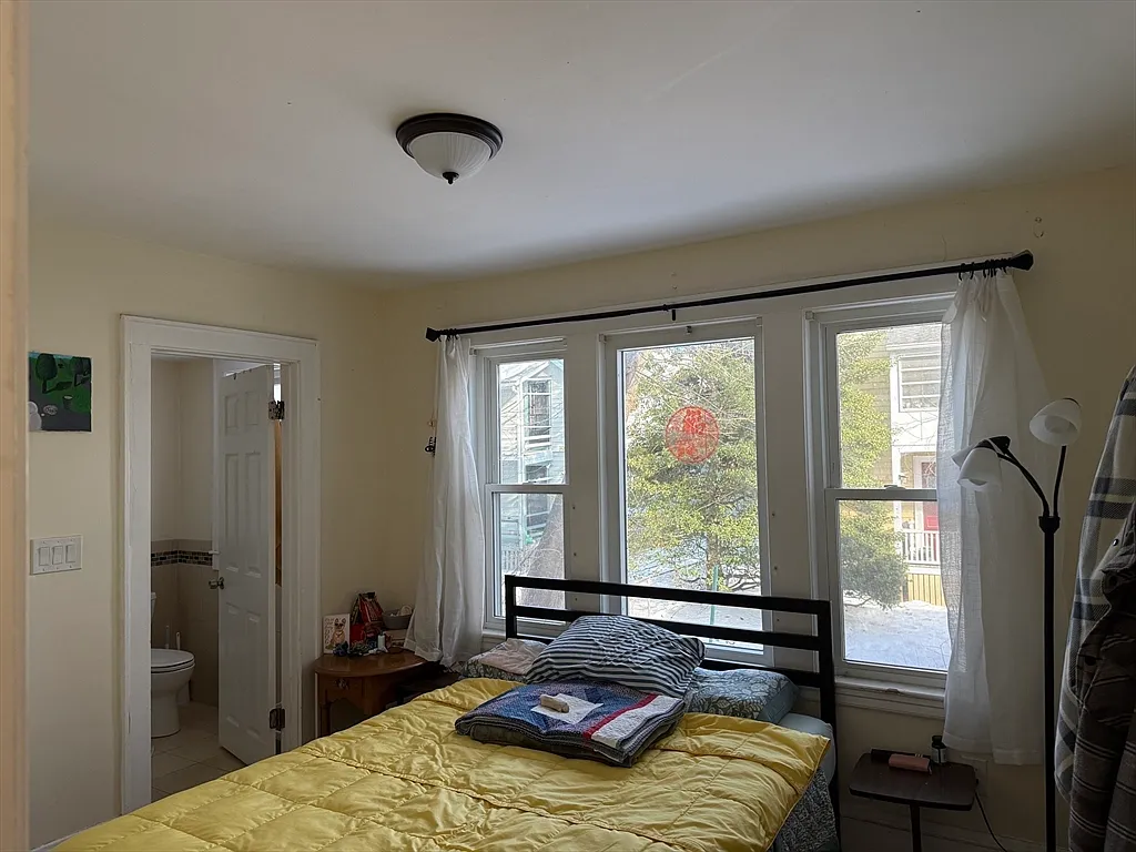4 bed, 9999 sqft, $4,000 — Photo 1