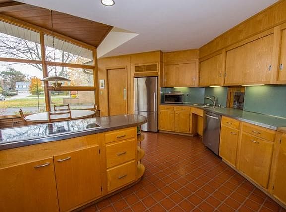 2nd image of 1511 E Jefferson Blvd