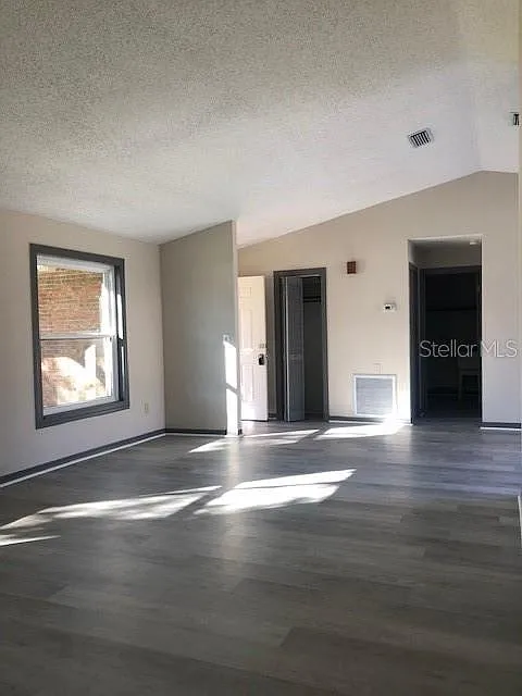 3 bed, 2.0 bath, 1521 sqft, $1,825 — Photo 2