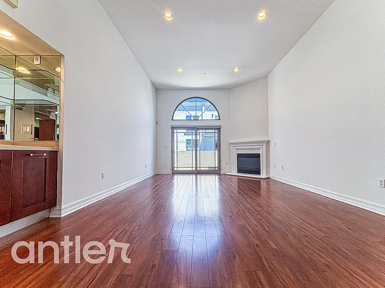 1241 S Sherbourne Dr #GPH4 — Photo 1