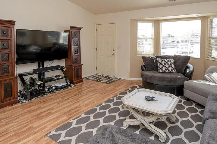 Three Bedroom Stand Alone Town Home — Photo 4