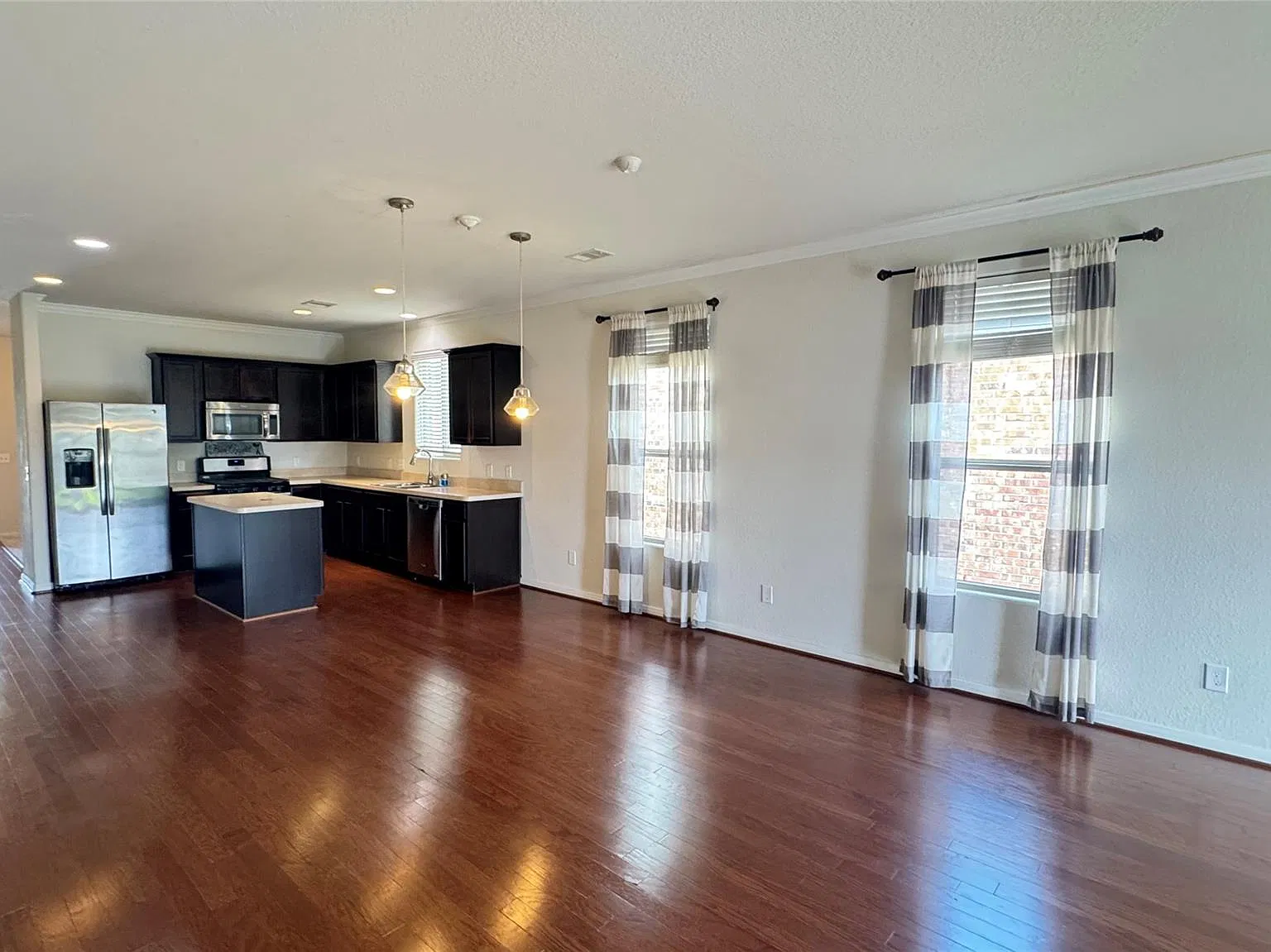 3 bed, 2.0 bath, 1740 sqft, $2,100 — Photo 4