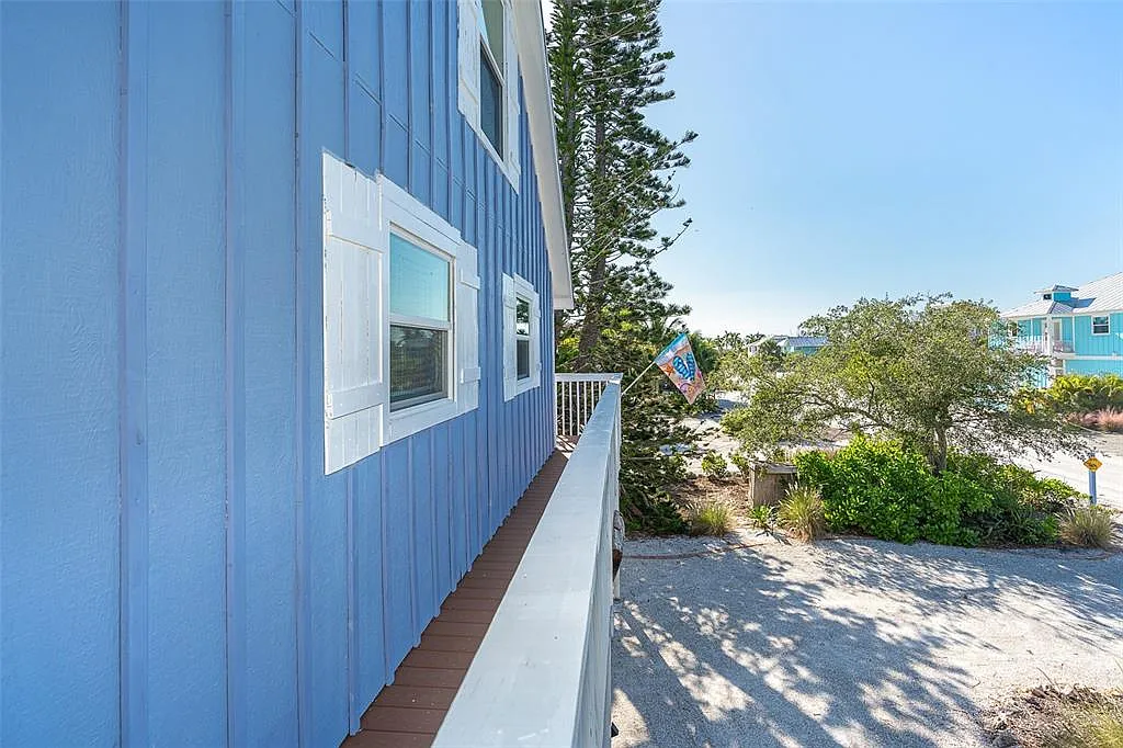 3 bed, 1.5 bath, 1296 sqft, $9,858 — Photo 4