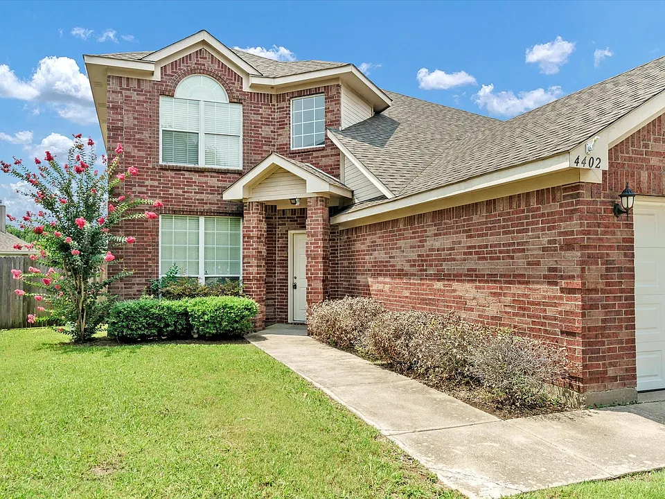 4402 Emerald Leaf Dr