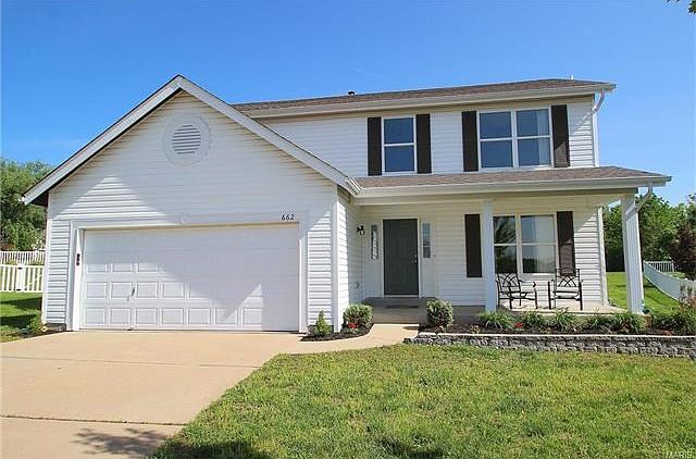 LAKE FRONT, LARGE BACKYARD ON CUL DE SAC!