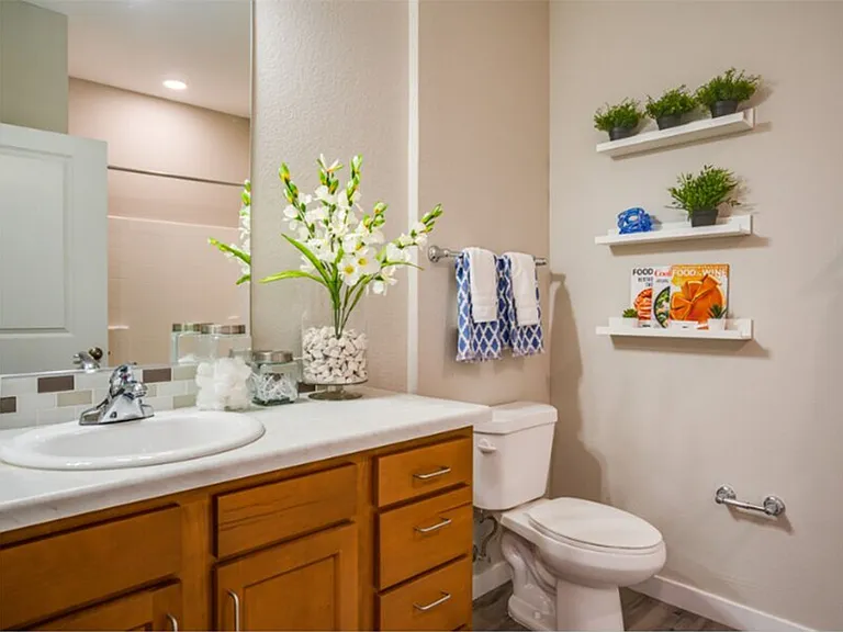 Club 715 Apartments — Photo 6