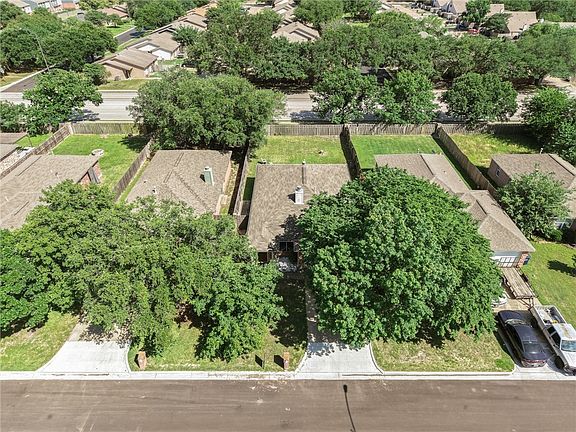 3rd image of 820 Azalea Ct