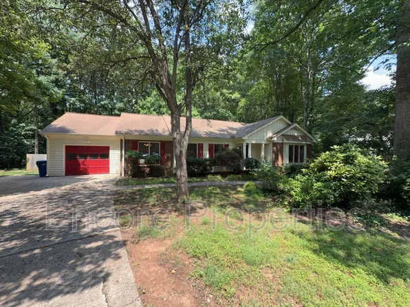2102 Oakcrest Ct, Raleigh, NC 27612