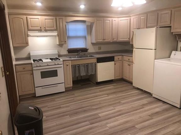 3rd image of 525 W 5th St #1