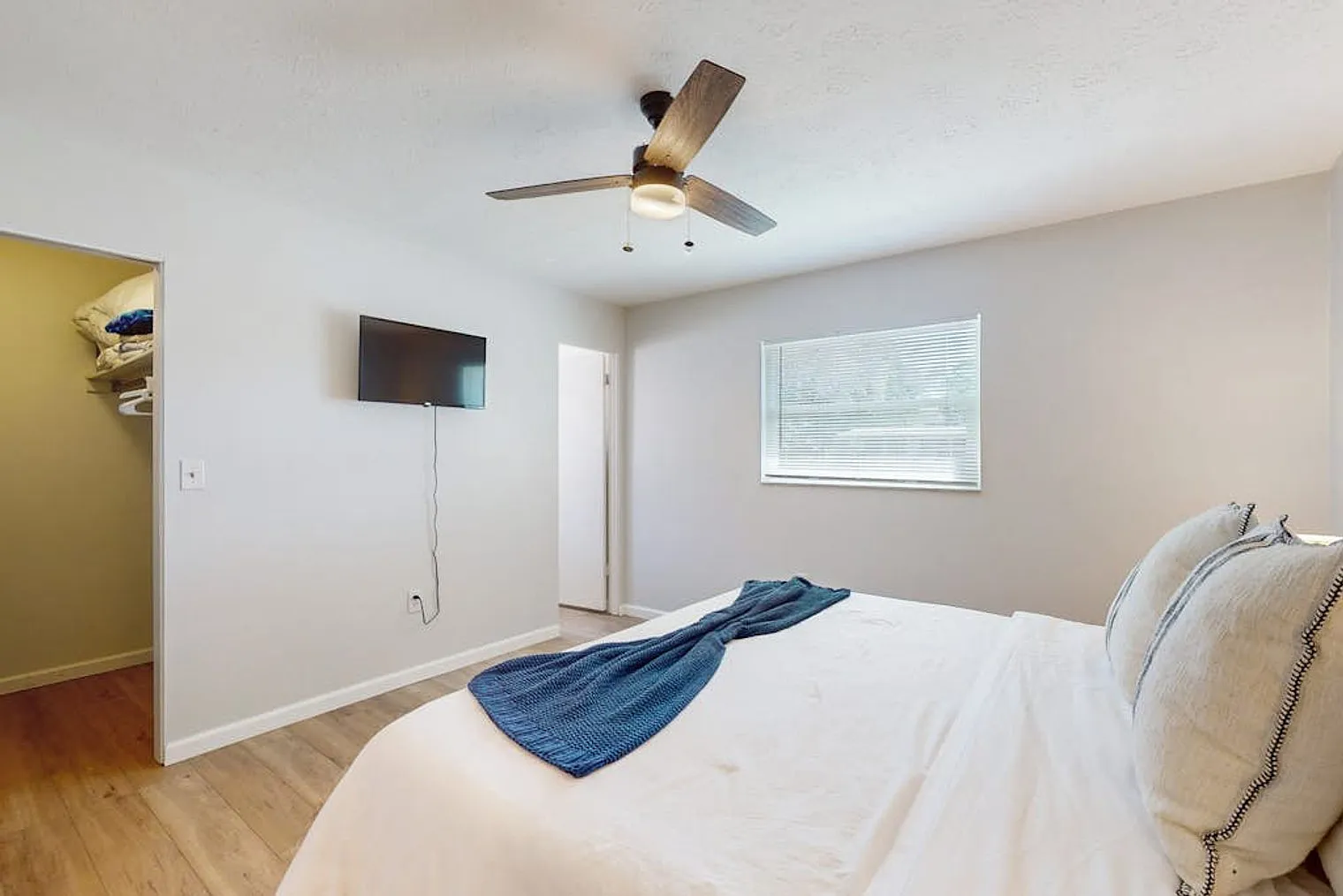2 bed, 2.0 bath, 1237 sqft, $2,673 — Photo 4
