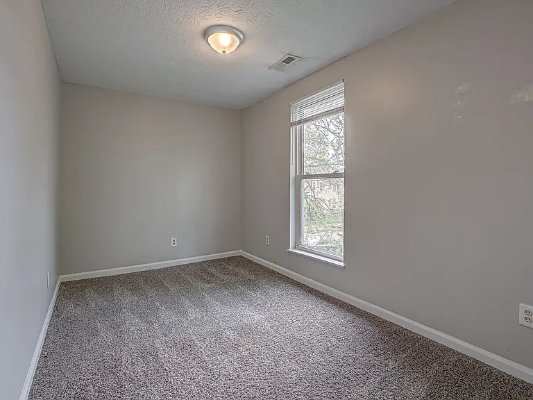 1915 Woodlawn Ave — Photo 16