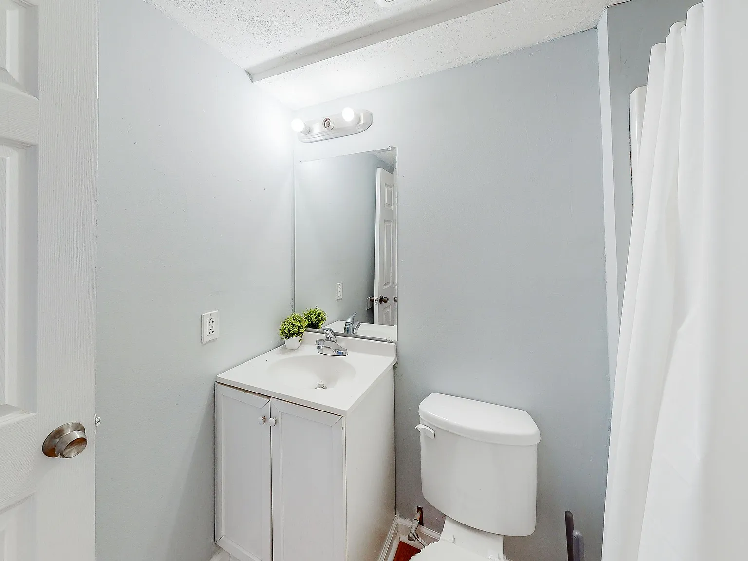 4 bed, 5.0 bath, 1972 sqft, $1,213 — Photo 4