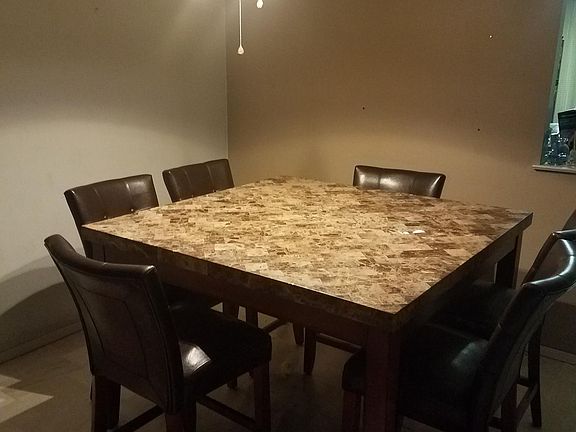 dinning room w/table