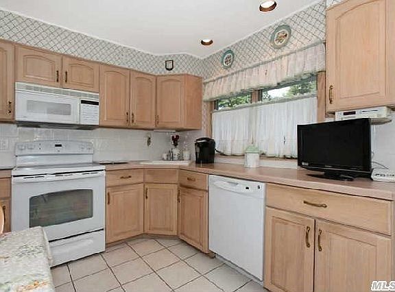 4th image of 2 Forest Ln