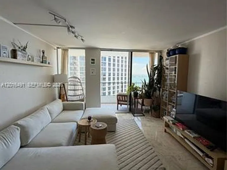 555 NE 15th St #19E — Photo 8