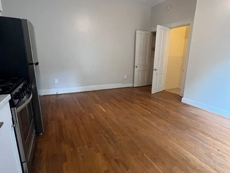 2419 Vine St #8 — Photo 5