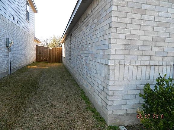 3rd image of 921 Newberry Trl