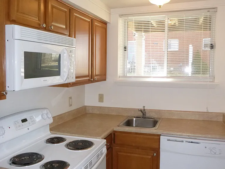 Westbrooke Commons Apartments and Townhomes — Photo 23
