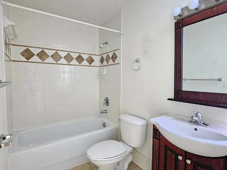 117 N Evergreen Ave #201 — Photo 8