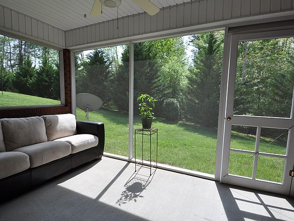 Lovely screen porch/private