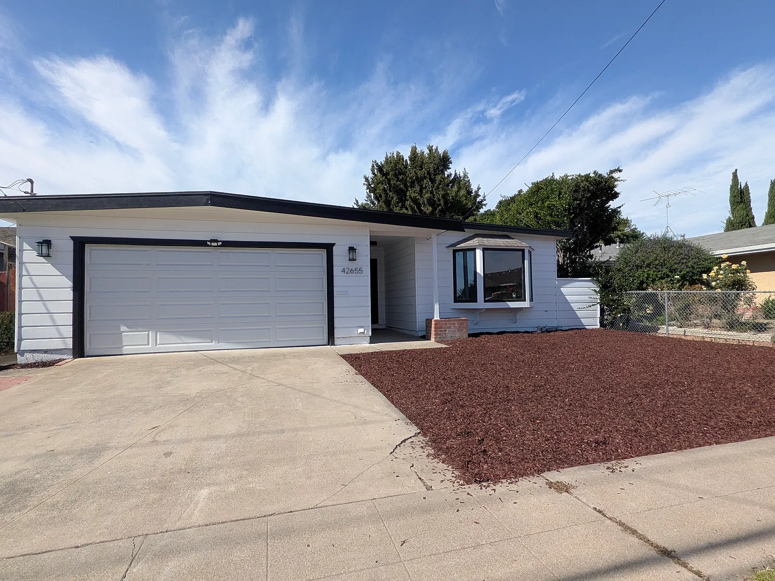 3 bed, 1151 sqft, $4,100 — Photo 2