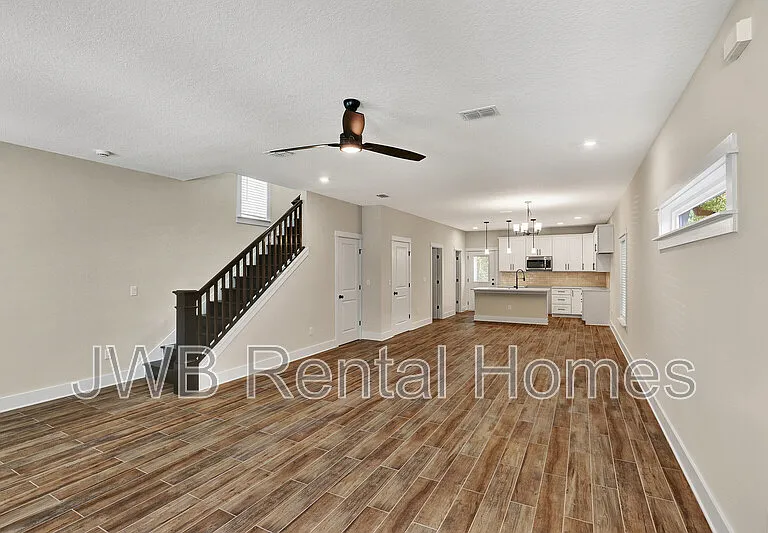 218 E 2nd St — Photo 11