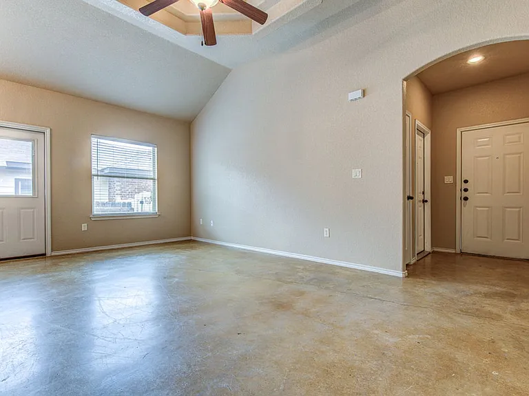 1042 Carolyn Cv — Photo 4
