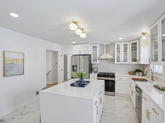 4th image of 91 Warren Rd