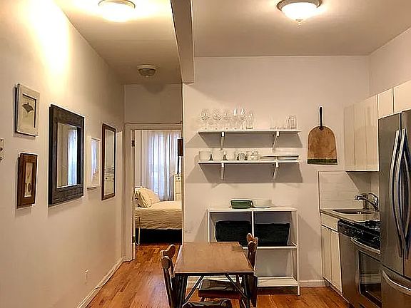 4th image of 708 Lorimer St #1L