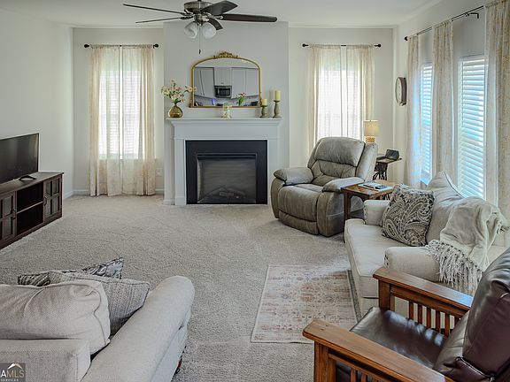 5th image of 105 Royal Oak Dr NE