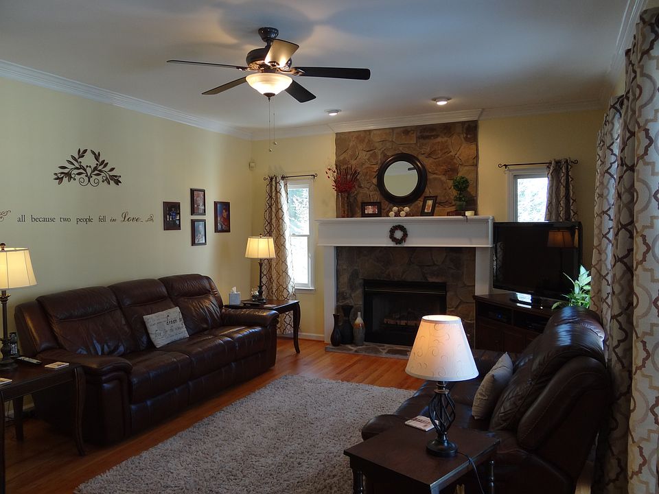 Cozy living rm with hardwood