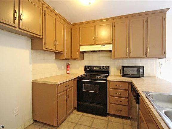 3rd image of 427 Deerfield Ln