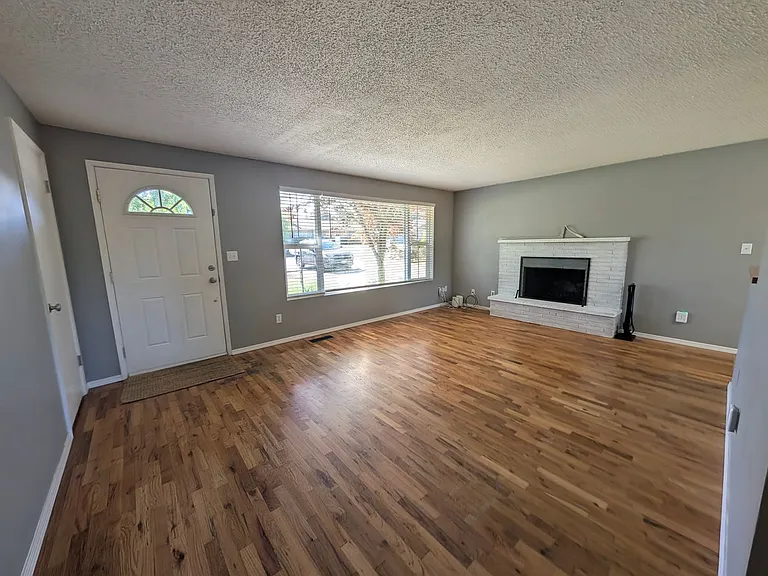 3806 Pineneedle Dr NE — Photo 3