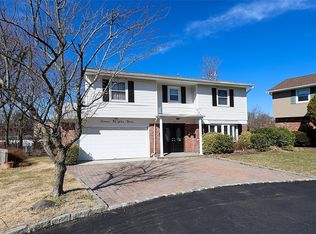 11 Douglas Dr, Glen Cove, NY 11542