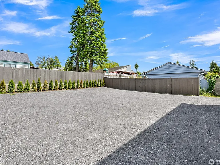 810 Irving St — Photo 21