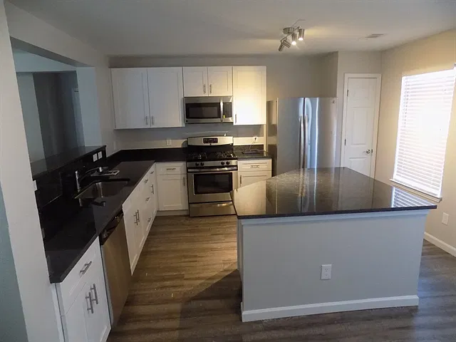 3 bed, 2.0 bath, 1865 sqft, $2,235 — Photo 2