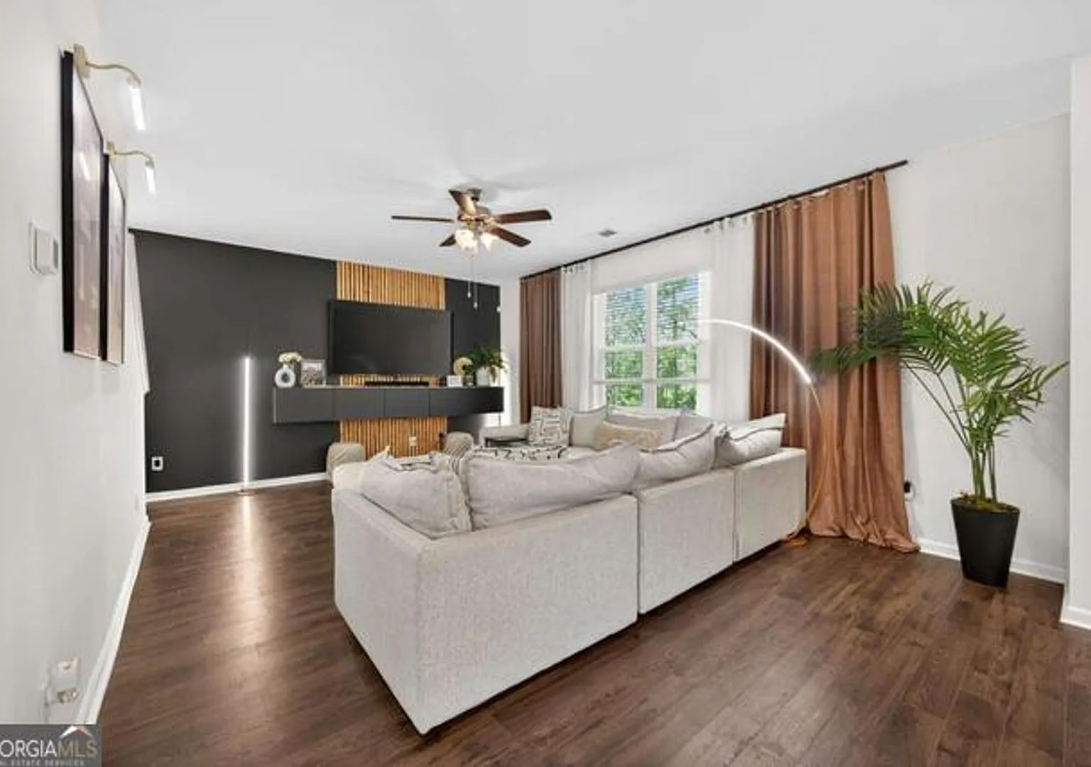 Like-New 4 bedroom 2.5 bathroom home with Custom Touches, open floor plan AND a Cul-de-sac lot! M... — Photo 4