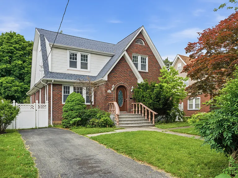 135 Rockwood Pl — Photo 1