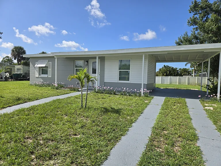 21431 Holdern Ave — Photo 2
