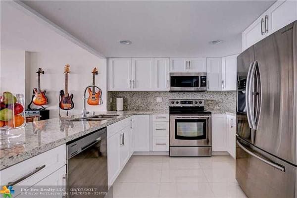 Home For Sale In Commodore Plaza