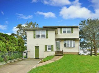 200 Violet St, Massapequa Park, NY 11762