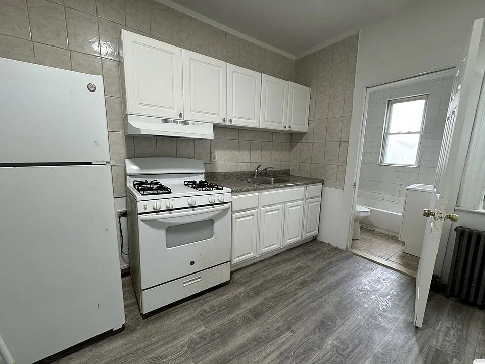 70 Rose Ave #2R