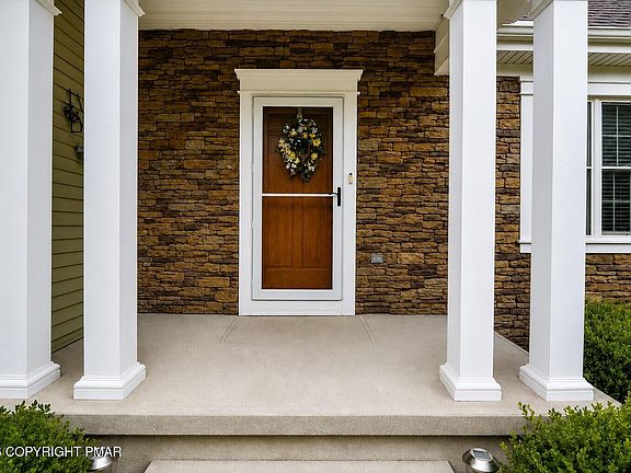 3rd image of 126 Lexington Ln